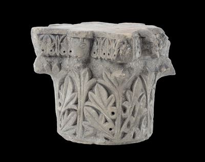 Capitello in Pietra Scolpito con Foglie e Testa Taurina, Arte Gotica del XIV-XV Secolo