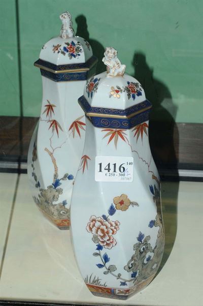 Due Vasi in Porcellana a Decoro Orientale