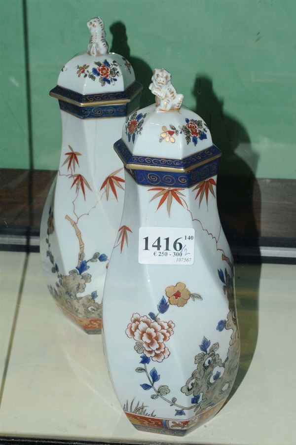 Due vasi in porcellana a decoro orientale