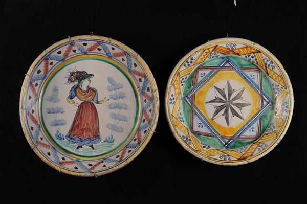 Tre grandi ciotole in ceramica con figure e rosa dei venti