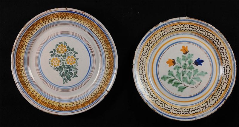 Due piatti in ceramica con decoro floreale  - Auction Antique and Old Masters - Cambi Casa d'Aste