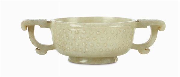 Coppa a dua manici in giada bianca celadon di forma arcaica. Cina, Dinastia Qing, XVIII secolo