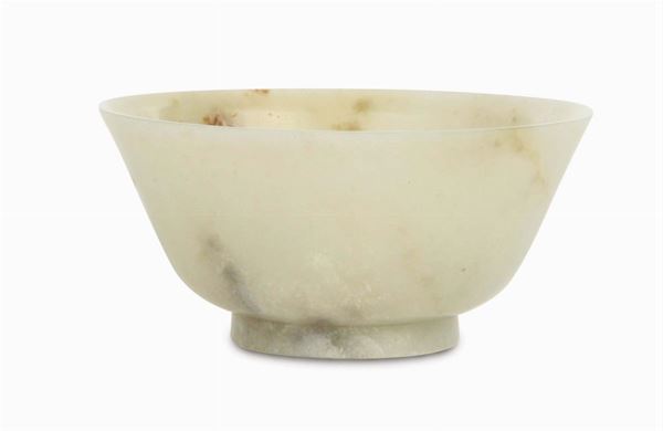Coppa in giada bianca con inclusioni. Cina, Dinastia Qing, XVIII secolo