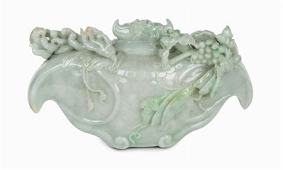 Vaso in Giadeite con Coperchio a Frutta e Animali. Cina, Dinastia Qing, XX Secolo