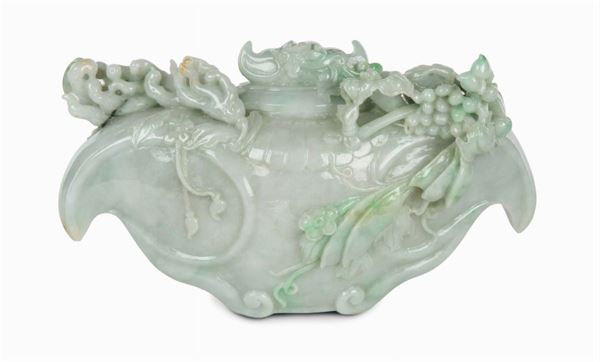 Vaso in giadeite con coperchio a frutta e animali. Cina, Dinastia Qing, XX secolo
