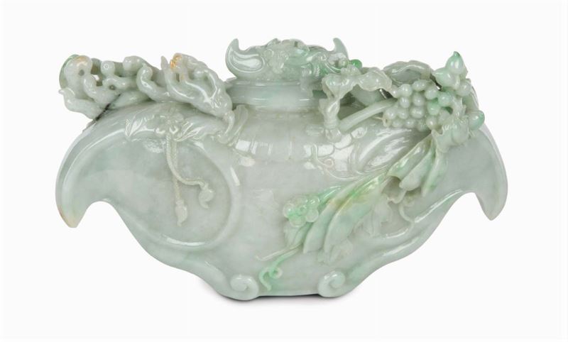 Vaso in giadeite con coperchio a frutta e animali. Cina, Dinastia Qing, XX secolo  - Asta Arte Orientale - Cambi Casa d'Aste