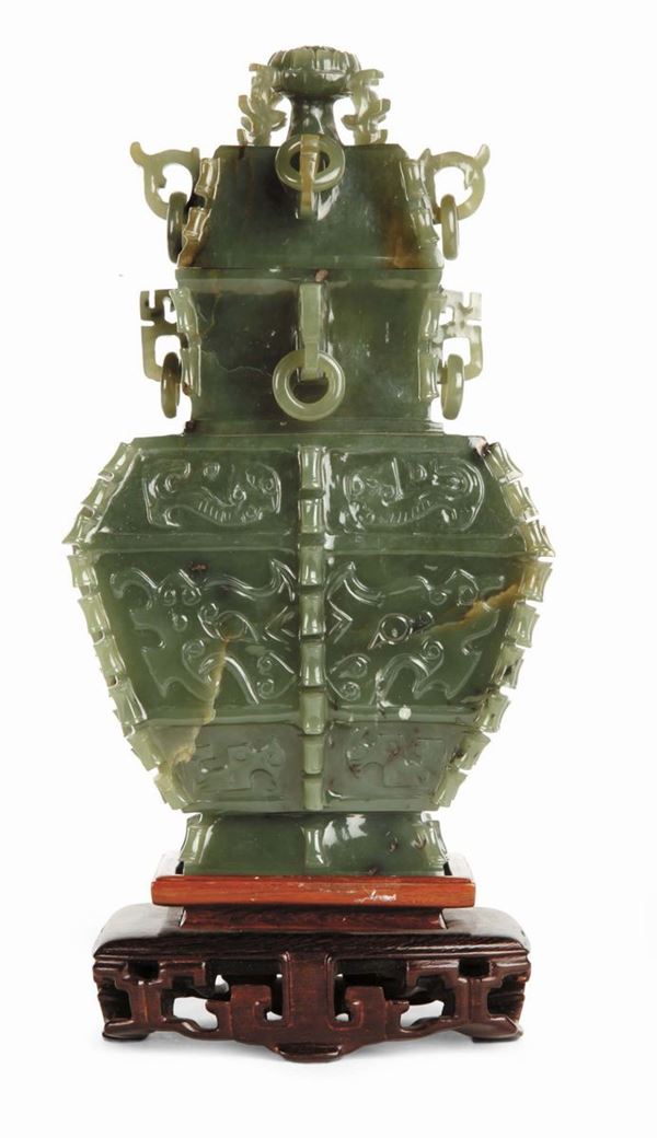 Vasetto in giada spinaccio di forma arcaica, Cina, periodo Repubblica, XX secolo