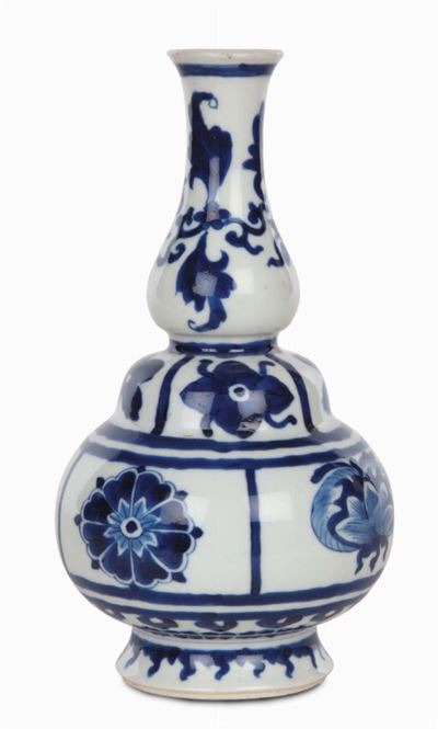 Vasetto in Porcellana Bianca e Blu a Forma di Zucca. Cina, Dinastia Qing, XVIII Secolo