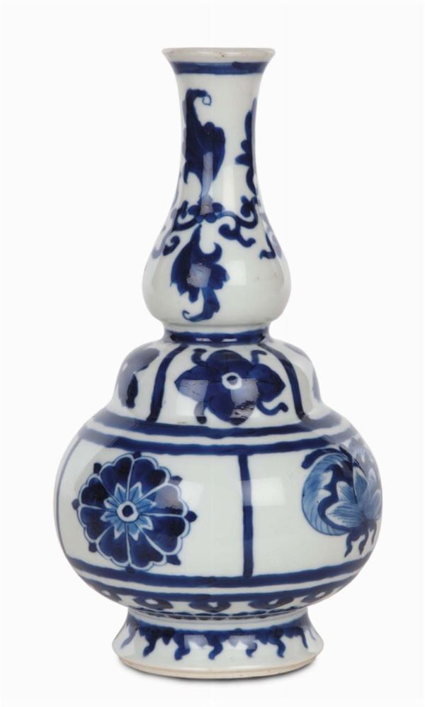 Vasetto in porcellana bianca e blu a forma di zucca. Cina, Dinastia Qing, XVIII secolo