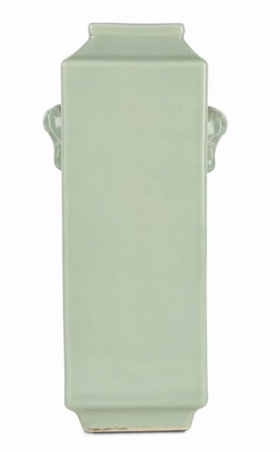 Vaso in Porcellana Celadon Squadrato con Manici Ad Elefanti. Cina, Dinastia Qing, XIX Secolo