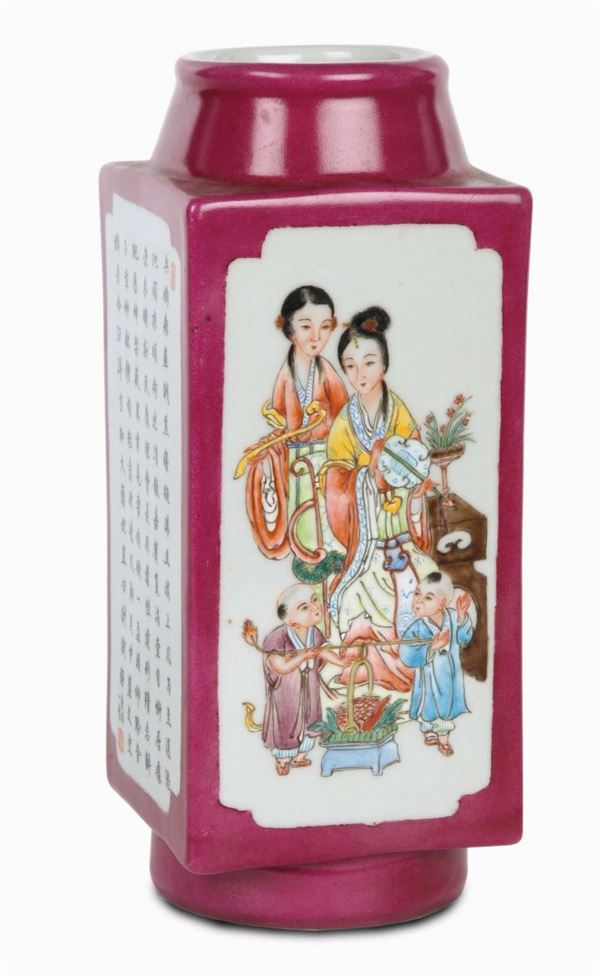 Vaso squadrato in porcellana a fondo rosa con scritte Famiglia Rosa, Cina, periodo Repubblica, XX secolo
