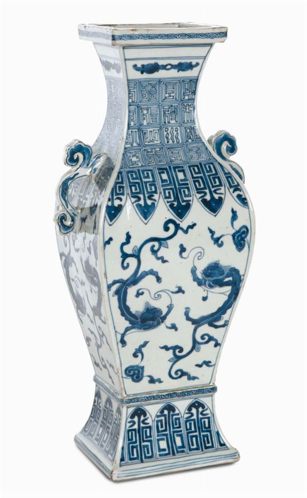 Vaso forma arcaica in porcellana bianca e blu Kang-xi con draghi. Cina, Dinastia Qing, fine XVIII secolo
