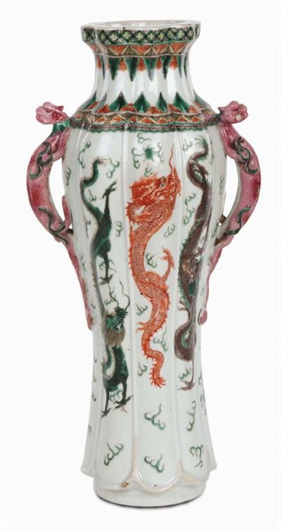 Vaso in Porcellana Famiglia Verde con Decoro Policromo con Draghi. Cina, Dinastia Qing, XIX Secol...