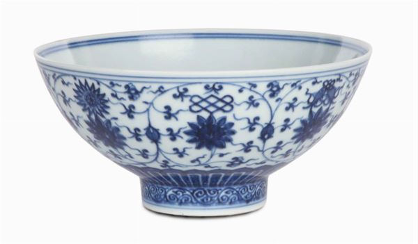 Coppa in porcellana a decoro bianco e blu, marchio del periodo Yong Chang. Cina, Dinastia Qing, XVIII  [..]