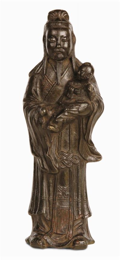 Bronzo Raffigurante Dignitario con Bambino in Piedi con Tracce di Policromia. Cina, Dinastia Ming...