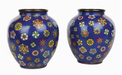 Coppia di Vasi Cloisonnè a Fondo Blu a Decoro Policromo, Cina, Fine Dinastia Qing, Inizio XX Seco...