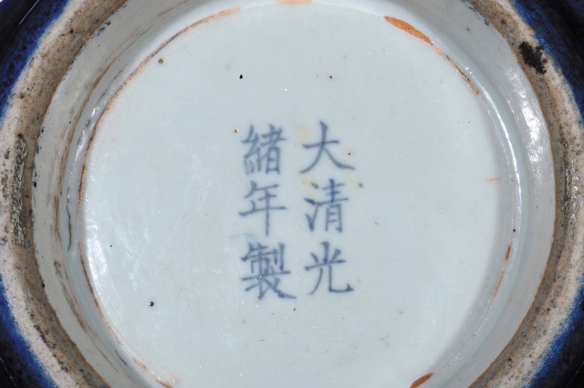 Vaso in Porcellana Kong Fondo Blu Elettrico, Cina, Dinastia Qing, XIX Secolo