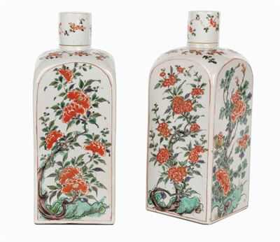 Coppia di Bottiglie con Coperchio in Porcellana Famiglia Verde, Cina, Dinastia Qing, Epoca Kang X...