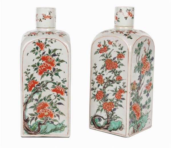 Pair of porcelain bottles with top, Famille Verte, China, Qing Dynasty, Kang Xi period (1661-1772)