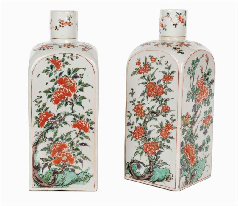 Pair of porcelain bottles with top, Famille Verte, China, Qing Dynasty, Kang Xi period (1661-1772)  - Auction Oriental Art - Cambi Casa d'Aste
