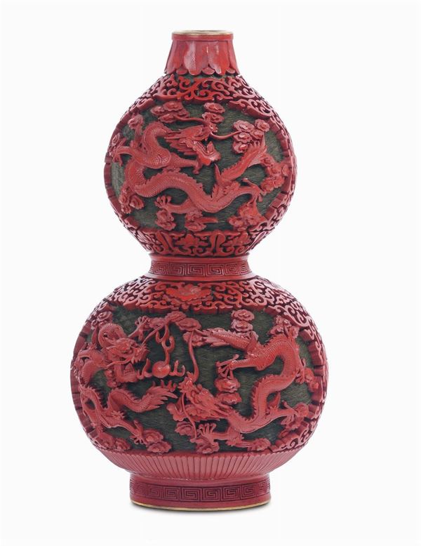 Vaso in lacca rossa con drago, Cina, periodo Repubblica, XX secolo