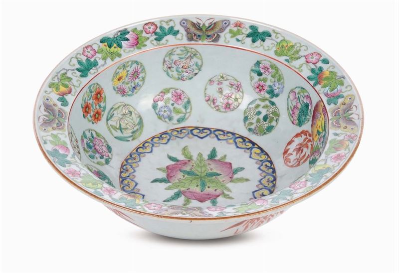 Famille-rose porcelain washbasin with butterflies, China, Qing Dynasty, 19th century  - Auction Oriental Art - Cambi Casa d'Aste