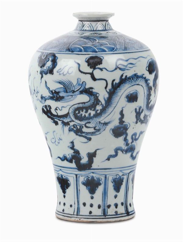 Vaso bianco e blu con drago, Cina, Dinastia Qing, fine XIX secolo