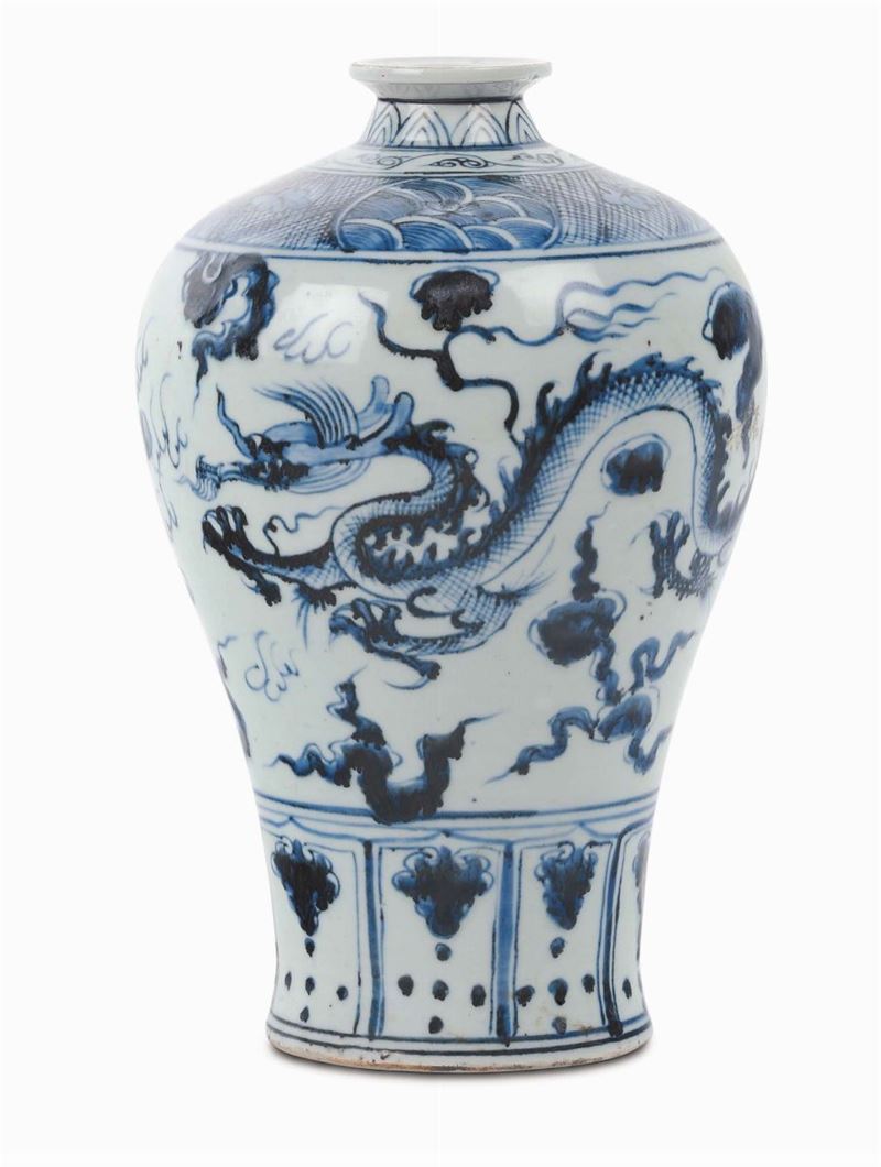 Vaso bianco e blu con drago, Cina, Dinastia Qing, fine XIX secolo  - Asta Arte Orientale - Cambi Casa d'Aste