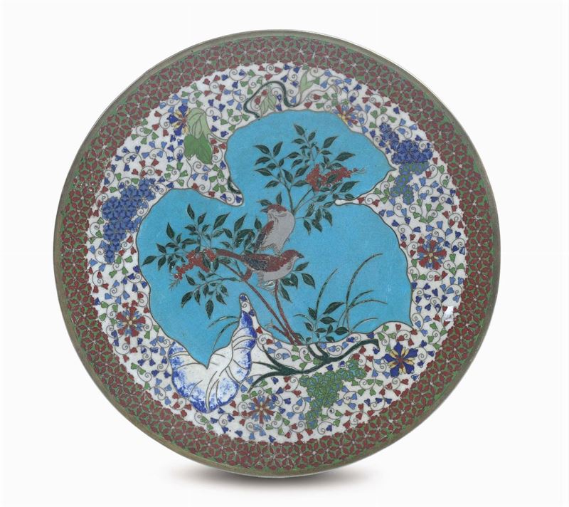 Piatto famiglia rosa in porcellana cloisonnè, Cina, Dinastia Qing, XIX secolo  - Asta Arte Orientale - Cambi Casa d'Aste