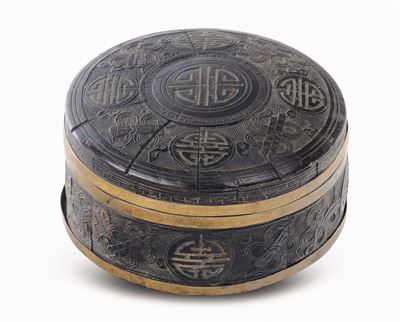 Scatola Circolare in Cocco e Metallo con Ideogrammi, Cina, Dinastia Qing, XIX Secolo