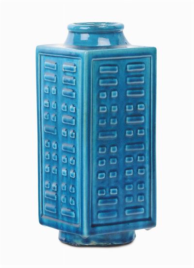 Vaso in Porcellana Turchese Kong a Sezione Quadrata, Cina Dinastia Qing, XVIII Secolo