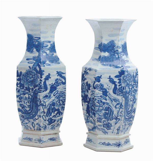 Coppia di vasi in porcellana, Cina XX secolo