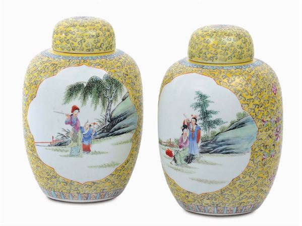 Coppia di potiches in porcellana Famiglia Rosa a fondo giallo, Cina XX secolo