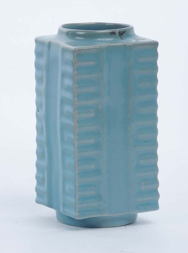 Vaso in porcellana a fondo azzurro Kong, Cina, XX secolo