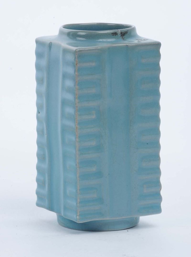 Vaso in porcellana a fondo azzurro Kong, Cina, XX secolo  - Asta Arte Orientale - Cambi Casa d'Aste