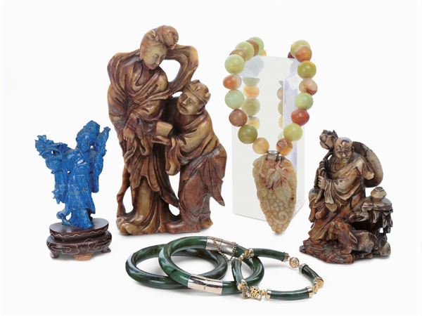 Lotto composto da due oggetti in saponaria, tre bracciali in giada spinaccio, collana in giada con pendente e statuetta in lapislazzulo, Cina, Dinastia Qing, XIX secolo