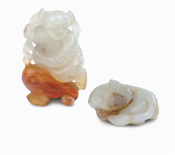 Lot formed by jade dog and agate figure, China, Qing Dynasty, 18th century