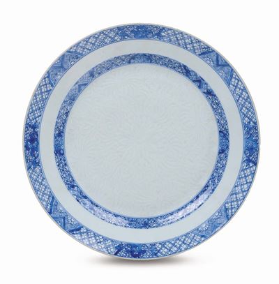 Piatto Bianco e Blu Decoro Segreto, Cina, Dinastia Qing, XVIII Secolo