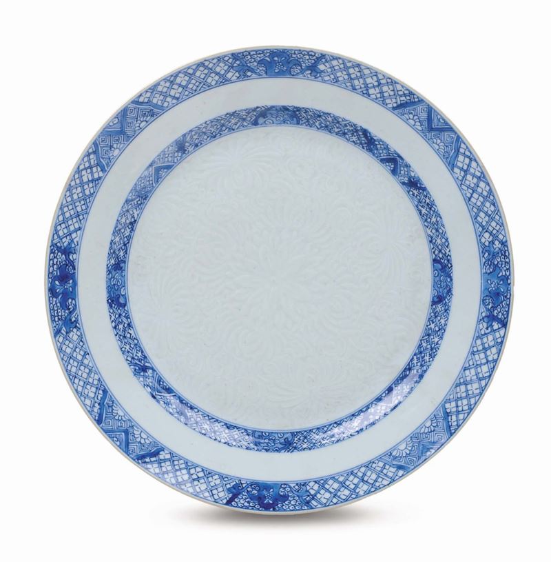 White and blue plate with secret decoration, China, Qing Dynasty, 18th century  - Auction Oriental Art - Cambi Casa d'Aste