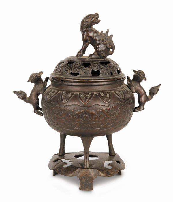 Incensiere in bronzo brunito decorato a rilievo con motivi di draghi arcaici, Cina Dinastia Qing, fine XVIII secolo
