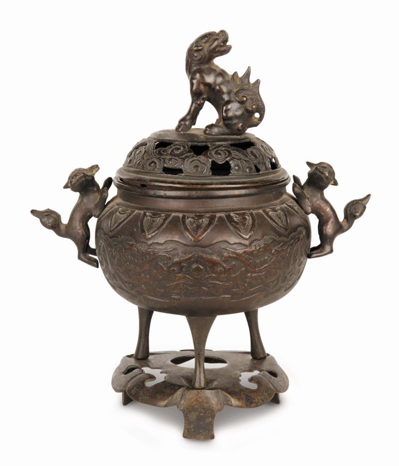 Incensiere in bronzo brunito decorato a rilievo con motivi di draghi arcaici, Cina Dinastia Qing, fine XVIII secolo  - Asta Arte Orientale - Cambi Casa d'Aste