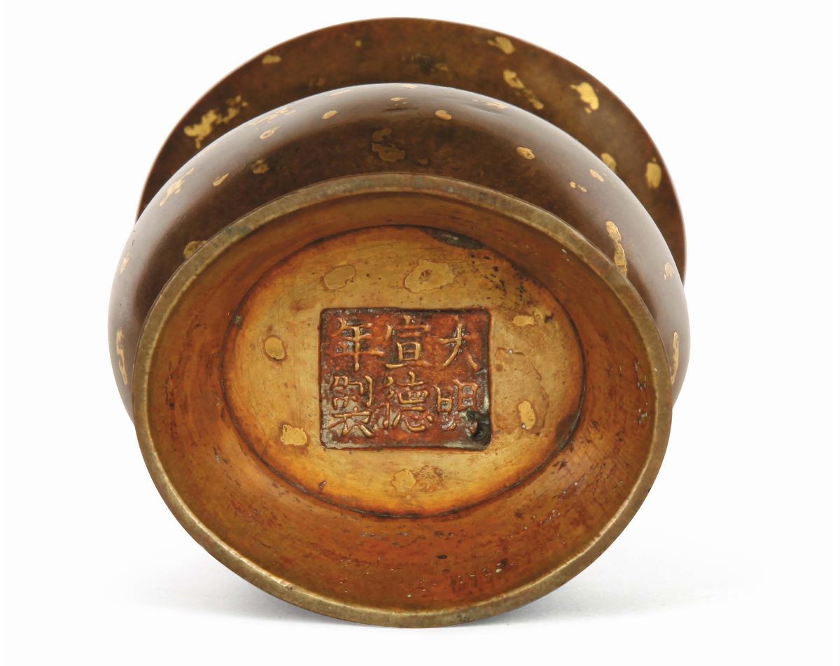 Vasetto Bronzo Brunito di Forma Arcaica con Pennellate in Oro, Marchio Xuande, Cina, Dinastia Qin...