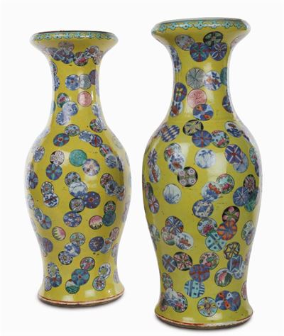 Coppia di Vasi in Porcellana Famiglia Rosa a Fondo Giallo, Cina, Dinastia Qing, XIX Secolo