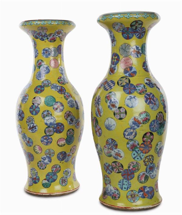 Pair of famille-rose porcelain vases with yellow background, China, Qing Dynasty, 19th century