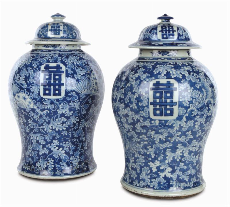 Coppia di potiches in porcellana bianca e blu, Cina, Dinastia Qing, XIX secolo  - Asta Arte Orientale - Cambi Casa d'Aste