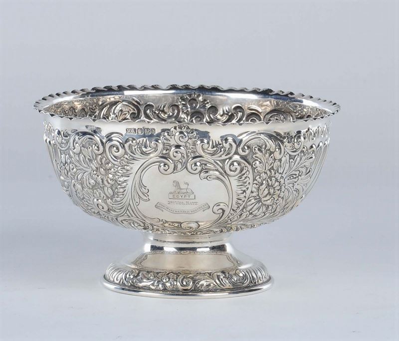 Boule in argento sbalzato, città di Sheffield 1896  - Asta Argenti e Gioielli Antichi e Contemporanei - Cambi Casa d'Aste