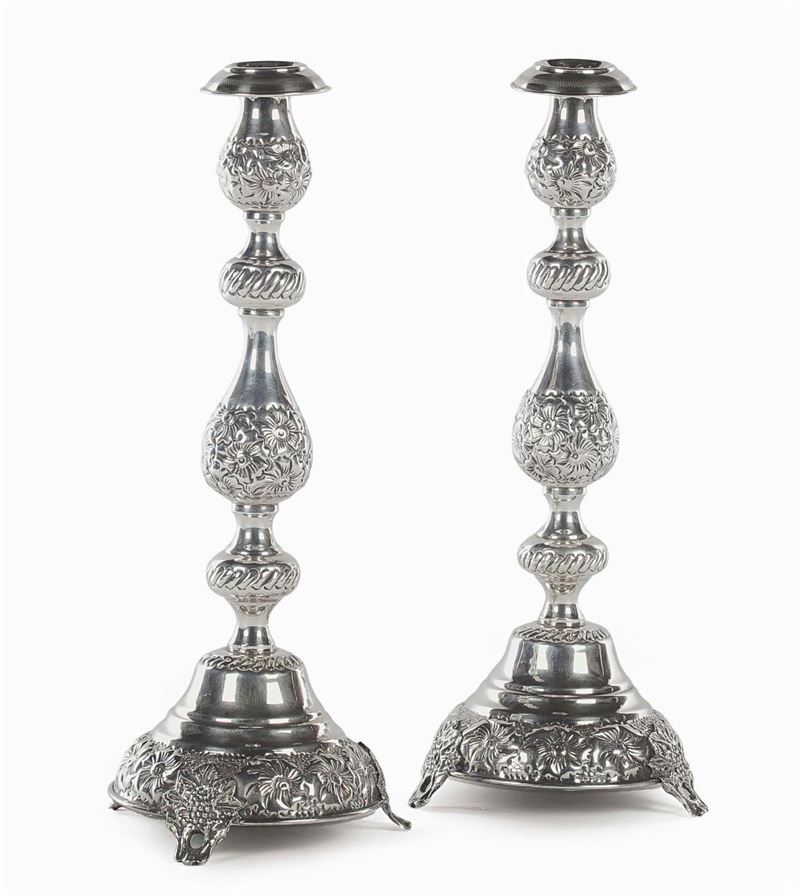 Coppia di candelieri in argento, Londra 1918  - Asta Argenti e Gioielli Antichi e Contemporanei - Cambi Casa d'Aste