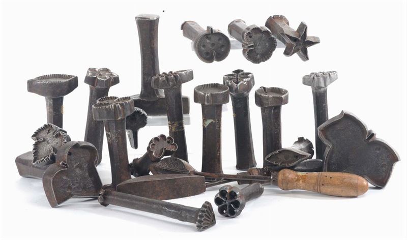 Lotto di 23 sigilli per tagliare la seta a forme di fiore  - Auction Antique and Old Masters - Cambi Casa d'Aste