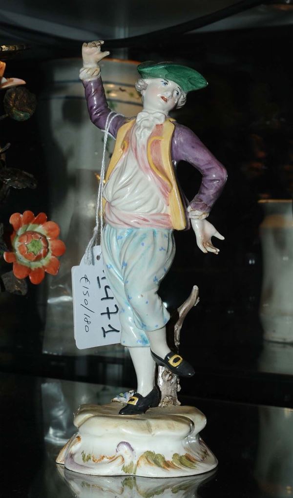 Statuina in porcellana raffigurante figura maschile