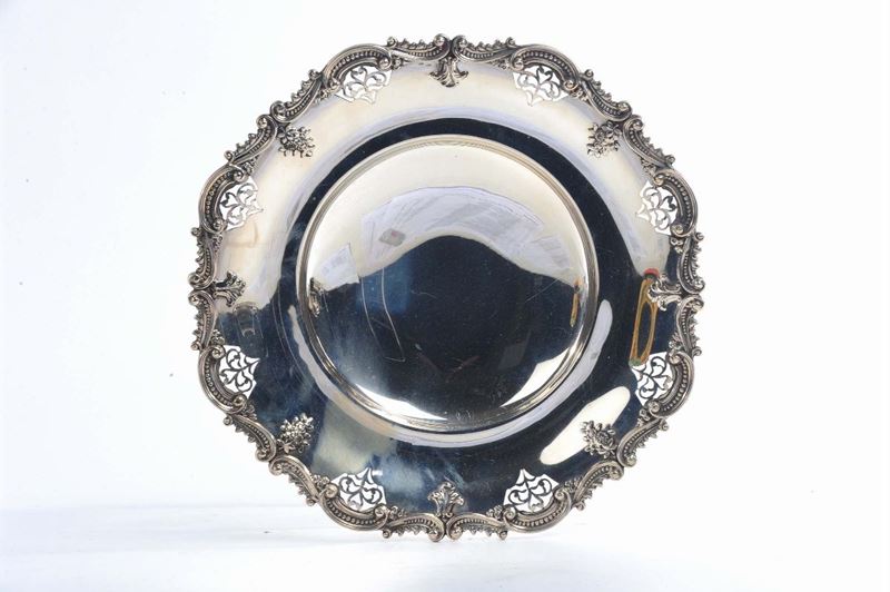 Grande piatto in argento traforato  - Asta Argenti e Gioielli Antichi e Contemporanei - Cambi Casa d'Aste